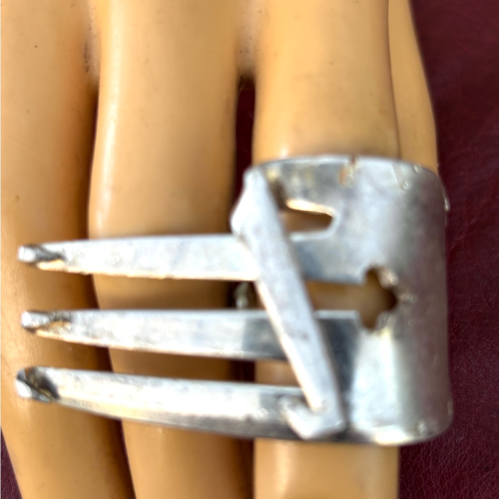 Modern Fork Abstract Ring